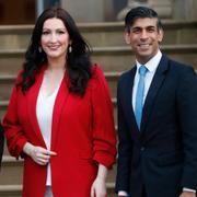 Rishi Sunak tillsammans med Nordirlands nytillträdda vice förstaminister Emma Little-Pengelly och förstaminister Michelle O'Neill.