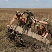 Ukrainska soldater tillsammans med en markdrönare i september. Arkivbild.