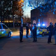 Flera skadade har förts till sjukhus efter en skottlossning i Skogås söder om Stockholm.