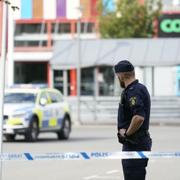 Polisens insats på platsen efter skottlossningen.