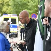 Äldre dam försöker diskutera med NMR innan Jimmie Åkessons tal i Almedalen på lördagen.