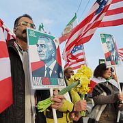 Demonstranter utanför USA:s ambassad i Georgien, 4 mars.