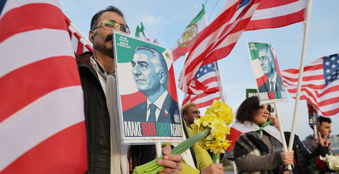 Demonstranter utanför USA:s ambassad i Georgien, 4 mars.