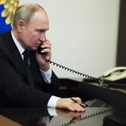 Vladimir Putin i telefon på lördagen efter attackerna.