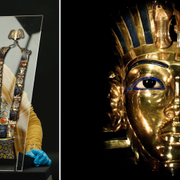 En konstrestaurerare håller upp ett halsband/Tutankhamons mask. 