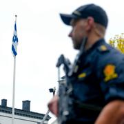 En polis står vakt utanför Israels ambassad i Oslo. 