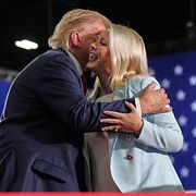 President Donald Trump och Vita husets före detta pressekreterare Karoline Leavitt.