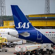Arkivbild: SAS-flygplan vid gate på Malmö Airport.
