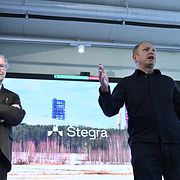Stegras vd Henrik Henriksson och tilltänkta styrelseordförande Leif Johansson, under pressträffen om den nya finansieringen. 