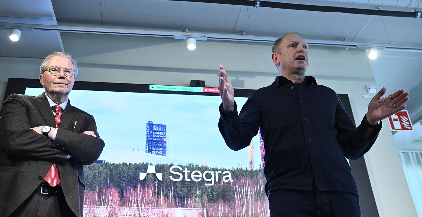 Stegras vd Henrik Henriksson och tilltänkta styrelseordförande Leif Johansson, under pressträffen om den nya finansieringen. 