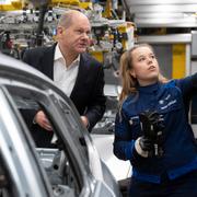 Olaf Scholz på besök på BMW-fabrik