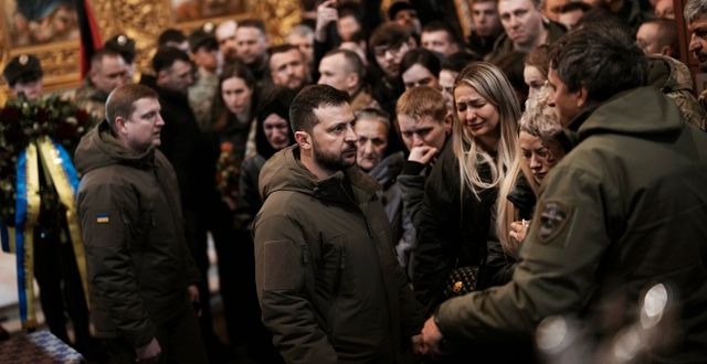 Zelenskyj på begravning för en stupad ukrainsk soldat. Thibault Camus / AP