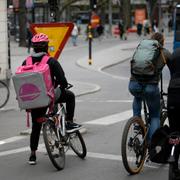 Matleverans med cykelbud från Foodora. 