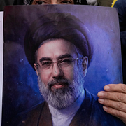 Donald Trump och en bild på Iran nye högste ledare