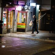 Polis på plats efter att en person skjutits vid en kiosk i Husby i norra Stockholm på onsdagseftermiddagen. 29 januari.