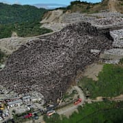 Sopberget i Cebu City sträckte sig långt över närliggande byggnader.