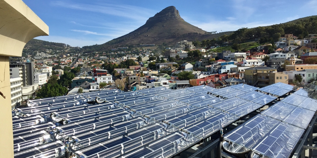 Solarus hybrid-solfångare, för varmvatten och el i samma enhet, har installerats i 28 länder, här bild från Kapstaden, Sydafrika. 