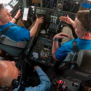 Bild från Boeing. Dennis Muilenburg flyger med testpiloter i en 737 Max 7. 