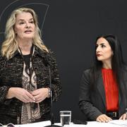 Skolminister Lotta Edholm (L) och kulturminister Parisa Liljestrand (M) tar emot Skolverkets och Kulturrådets redovisning av uppdraget att ta fram läslistor.