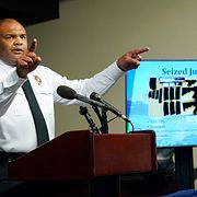 Gerald Smith, polischef i staden Richmond, visade vid en presskonferens upp vapen och ammunition som beslagtagits.