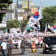 Anhängare till tidigare presidenten Park Geun-Hye, som fällts i korruptionshärvan, marscherar i Seoul och kräver att hon släpps fri. 