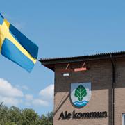 Flaggan på halv stång utanför kommunhuset i Ale
