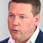 Arkivbild på en tupp och Socialdemokraternas partisekreterare Tobias Baudin.