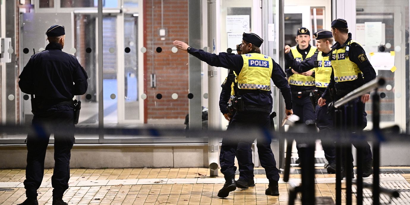 Polisen på plats i Solberga i Älvsjö i Stockholm efter mordet.