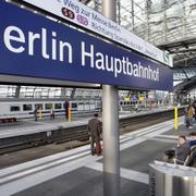 I Berlin ankommer tåget till Berlin Hauptbahnhof men avgår norrut från Berlin Gesundbrunnen, utom på lördagar då det avgår från Hauptbahnhof på grund av banarbete.