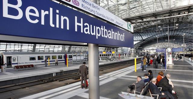 I Berlin ankommer tåget till Berlin Hauptbahnhof men avgår norrut från Berlin Gesundbrunnen, utom på lördagar då det avgår från Hauptbahnhof på grund av banarbete. MICHAEL SOHN / AP