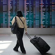 Arkivbild från maj: Resenär betraktar avgångstavlan på Sheremetyevo International Airport utanför Moskva.