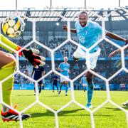 Malmös Isaac Kiese Thelin gör 4–0 mot Djurgårdens målvakt Jacob Rinne den 1 september 2024.