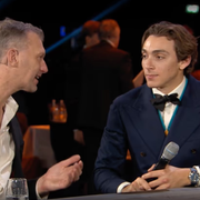 Olle Palmlöf under intervjun med Armand Duplantis. 