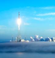 Falcon 9-raketen som satelliterna fördes upp med. AP