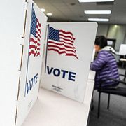 En kvinna lägger sin röst i Virginias folkomröstning.