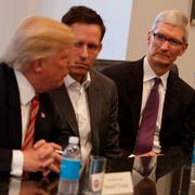 Apples vd Tim Cook under ett möte med Donald Trump i december. I mitten Paypals Peter Thiel.