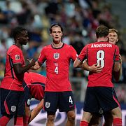 Englands spelare jublar. 