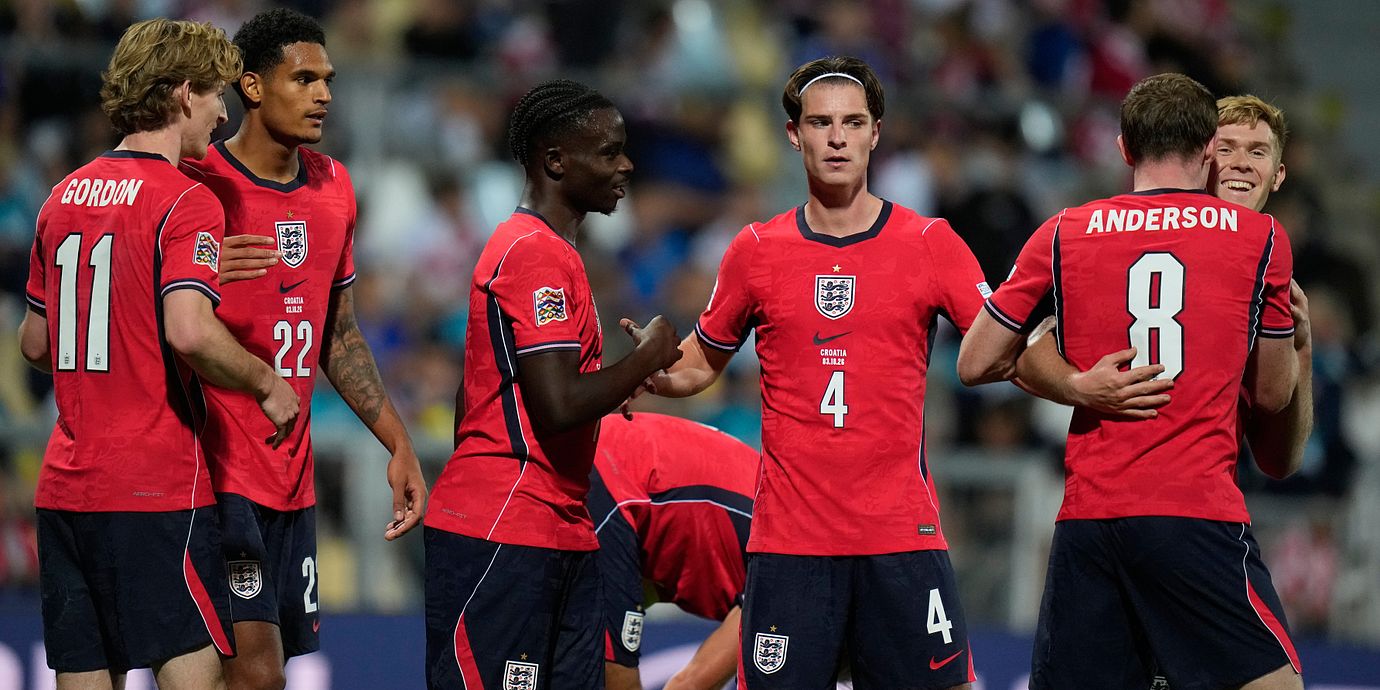 Englands spelare jublar. 