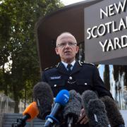 Polischefen Mark Rowley talar utanför New Scotland Yard.