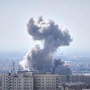 Rök stiger mot himlen efter en ny attack mot Teheran.