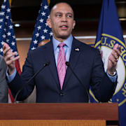 Demokraternas minoritetsledare i representanthuset, Hakeem Jeffries, flankeras av senatens minoritetsledare Chuck Schumer och Katherine Clark när de möter journalister vid en pressträff i Kapitolium i Washington den 4 februari 2026.