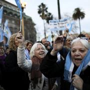 Människor uttrycker sitt stöd för president Mauricio Macri som står för ekonomiska reformer. 