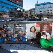 Valaffischer sätts upp i Stockholm.