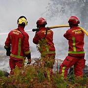 Brandmän från Paris har skickats för att förstärka kollegerna i Bordeaux.