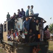 Resenärer på tåg i Bangladesh under tisdagen.