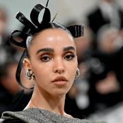 FKA twigs på en invigning av en utställning i New York förra året. 