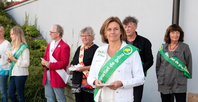 Miljöpartiets språkrör Isabella Lövin röstar i Viks skola på Värmdö.  Jessica Gow/TT / TT NYHETSBYRÅN