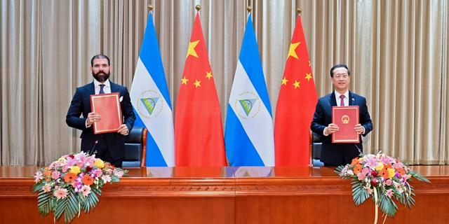 Representanterna för Nicaragua och Kina efter att ha påbörjat de diplomatiska kontakterna igen. Yue Yuewei / AP