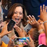 Kamala Harris möter hörare under ett kampanjevent i Maryland, 15 augusti. 