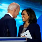 Arkivbild: Tidigare vicepresident Joe Biden och senatorn Kamala Harris talas vid i samband med en debatt hösten 2019. 